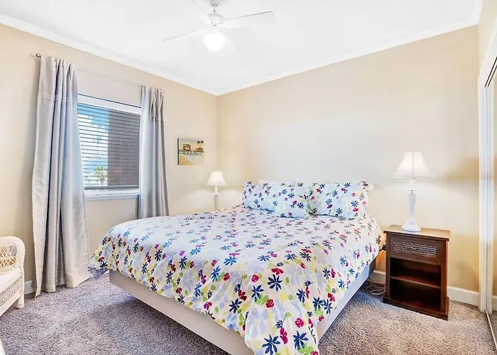 Sanibel 306- Easy Access & Gulf Views *